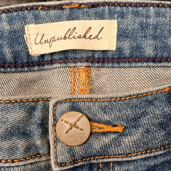 Unpublished Distressed Blue Jeans - Picture 6 of 8